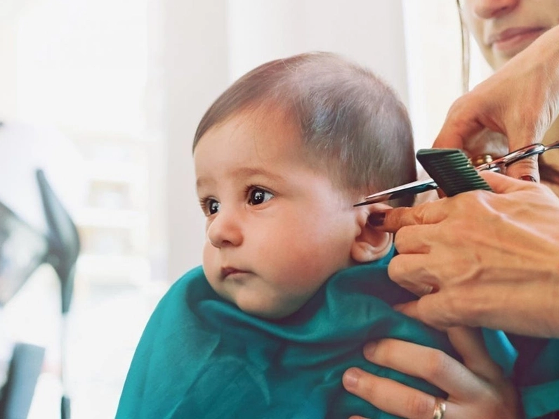 Chọn ngày cắt tóc máu cho trẻ sơ sinh hy vọng bé khỏe mạnh và có mái tóc dày