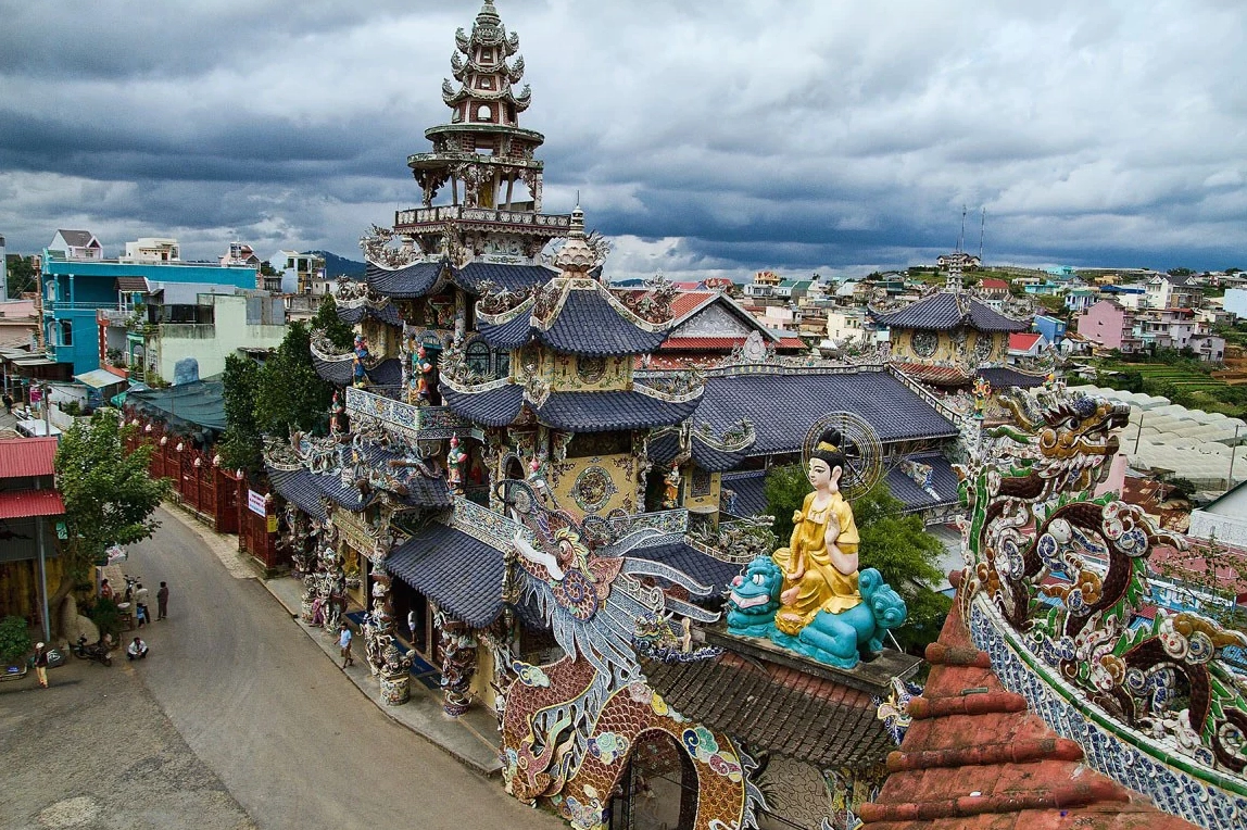 Chùa Linh Phước nhìn từ xa