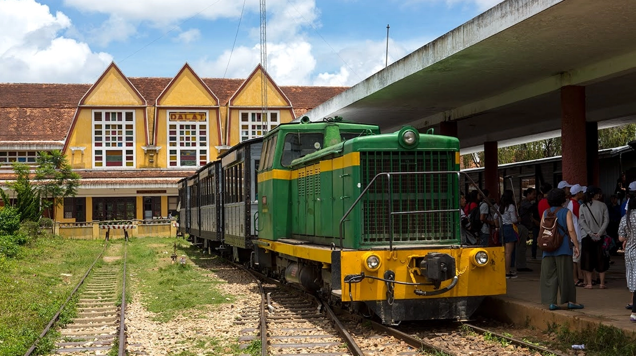Chùa Linh Phước rực rỡ dưới ánh nắng