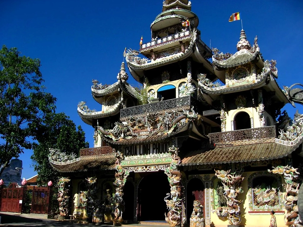 Chùa Linh Phước với kiến trúc độc đáo từ mảnh ve chai