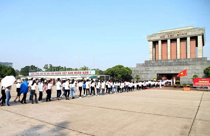 Dòng người vào viếng Lăng Chủ tịch Hồ Chí Minh