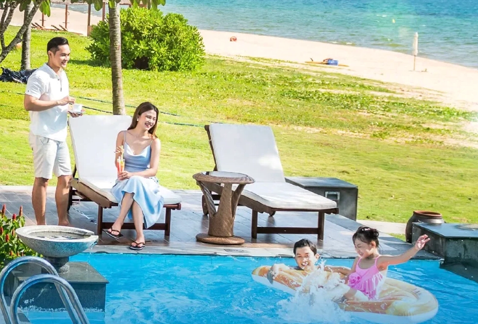 Du khách dạo biển trong thời tiết mùa đông Đà Nẵng