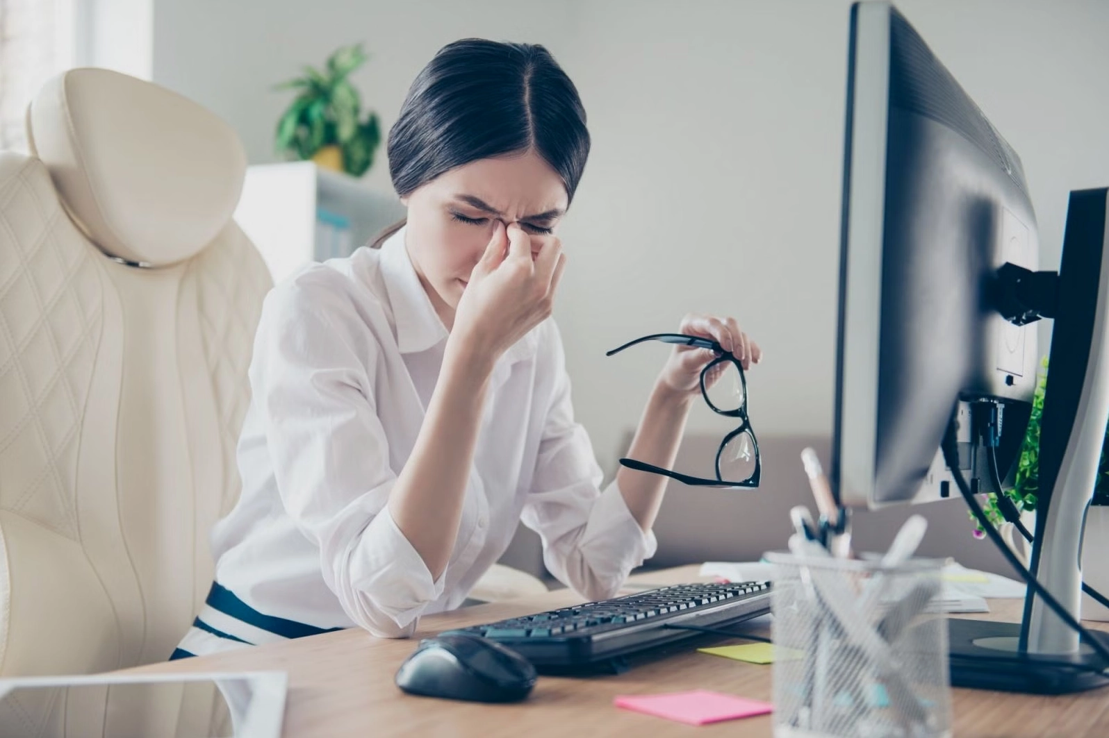 Giải mã hiện tượng mắt phải giật liên tục: dấu hiệu và cách khắc phục hiệu quả