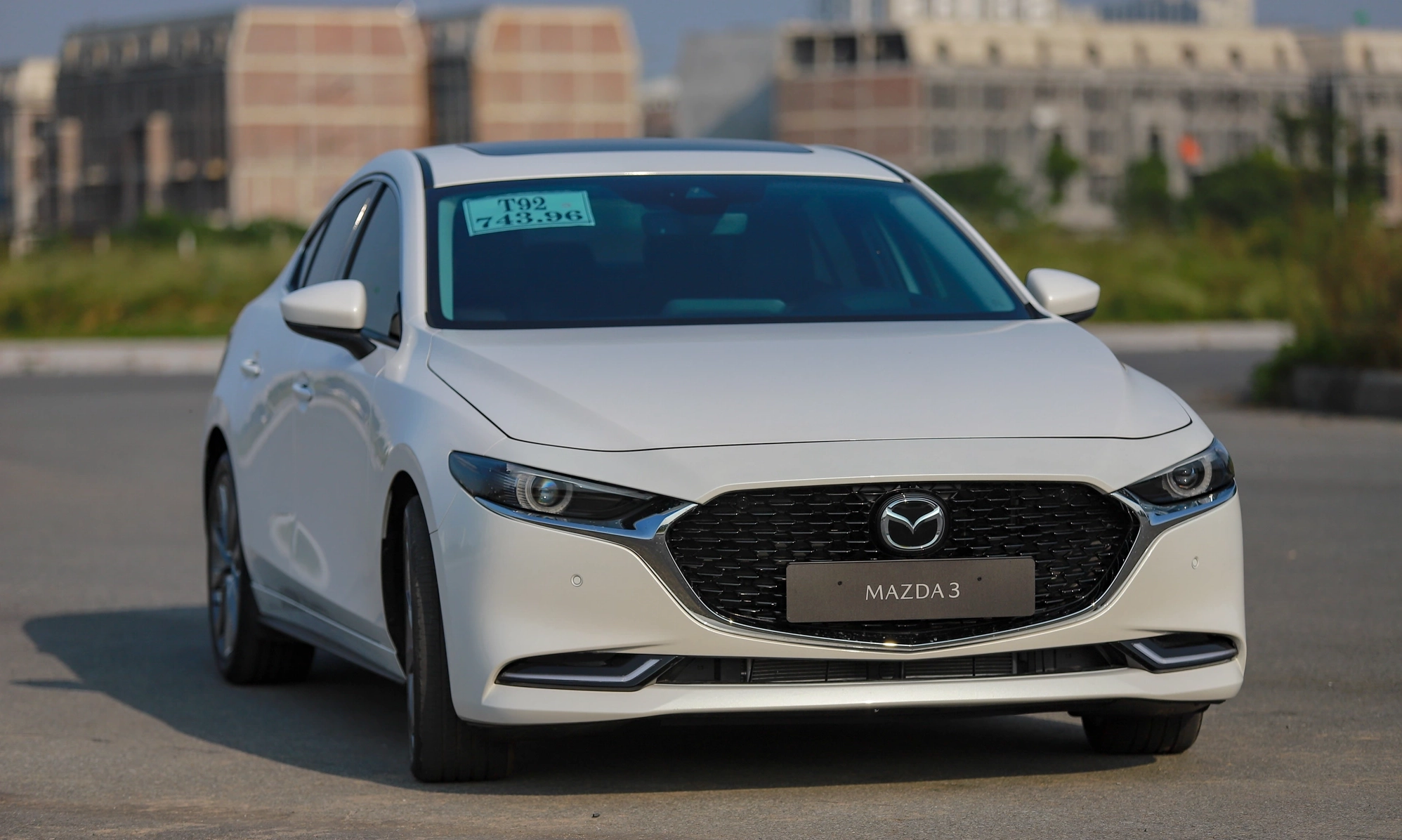 Góc nhìn ngang thân xe Mazda 3