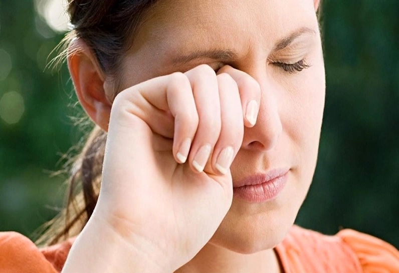 Hiện tượng mắt phải giật thường xuyên cũng là triệu chứng cho thấy mắt bạn đang bị quá tải