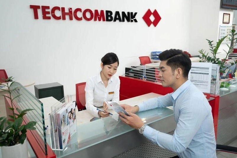Hình thức mở thẻ tín dụng trực tiếp tại phòng giao dịch phù hợp với những khách hàng cần sự hỗ trợ trực tiếp của nhân viên ngân hàng.