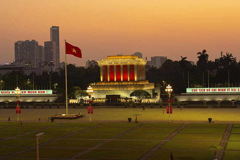 Lăng Chủ tịch Hồ Chí Minh rực rỡ về đêm