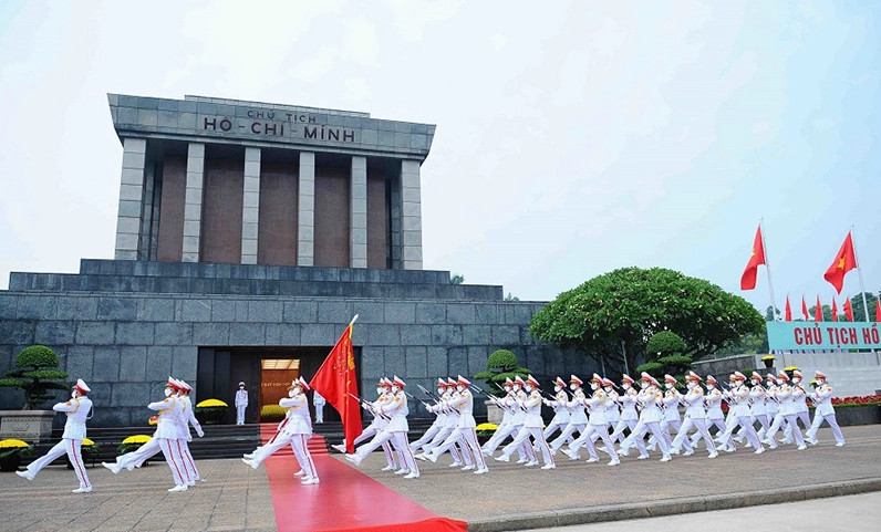 Lễ Thượng Cờ uy nghiêm tại Lăng Chủ tịch Hồ Chí Minh