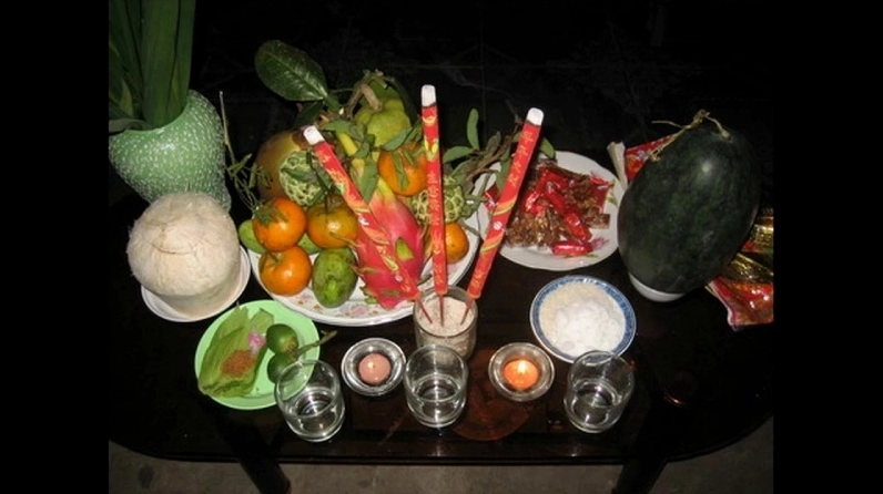 Mâm cúng giao thừa ngoài trời