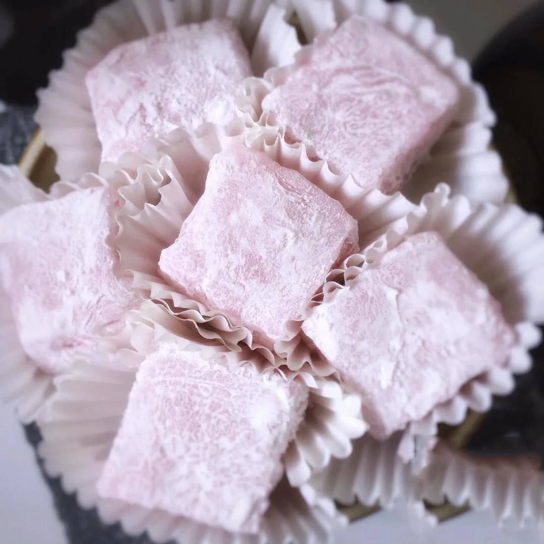 Ngoài màu trắng truyền thống bánh còn có màu xanh hoặc màu hồng