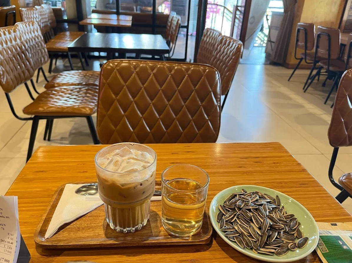 Saigon Brown Coffee có đa dạng đồ ăn và thức uống, đặc biệt là cà phê phong cách Sài Gòn