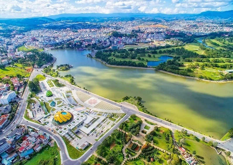 Sau khi sáp nhập các tỉnh cũ Đắk Nông, Bình Thuận và Lâm Đồng, tỉnh Lâm Đồng mới có diện tích tự nhiên lớn nhất cả nước với 24.233,1 km2. Nơi đây hội tụ đầy đủ mọi điều kiện cho sự phát triển toàn diện.