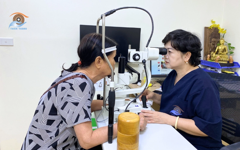 thăm khám với bác sĩ nhãn khoa hoặc thần kinh