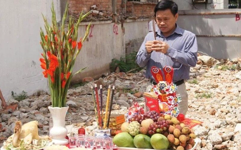 Tiến hành lễ cúng
