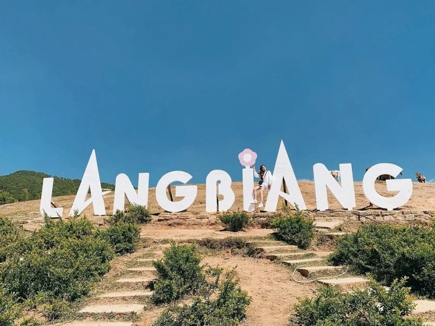 Toàn cảnh Núi Langbiang với sương mù bao phủ vào buổi sáng sớm