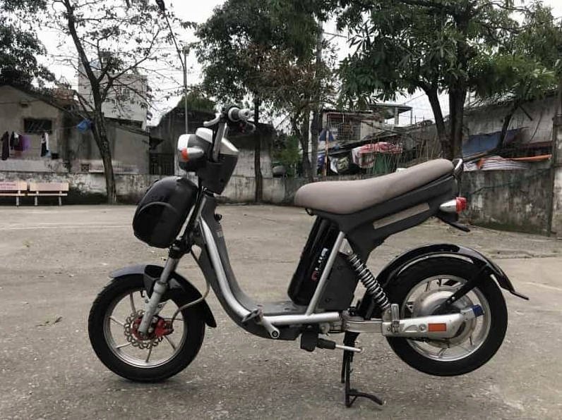 Xe đạp điện NIJIA Plus sở hữu thiết kế đẹp mắt, có cả giỏ phía trước và cốp sau được trang bị ổ khóa đảm bảo an toàn cho đồ dùng cá nhân