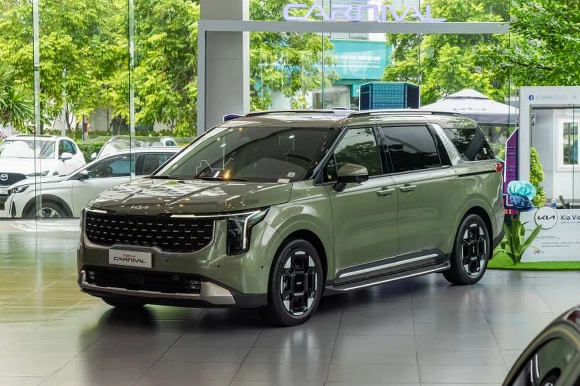 Xe Kia Carnival ngoại thất xanh lá hợp mệnh tuổi Tân Dậu