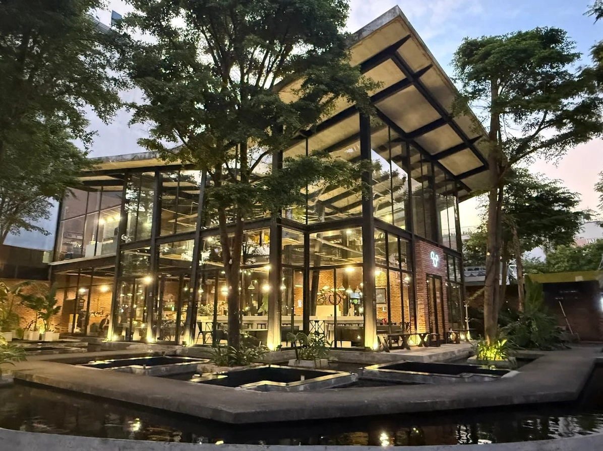 XLIII Specialty Coffee là nơi bạn tìm thấy sự tối giản và vẻ đẹp từ thiên nhiên với cây xanh và ánh sáng tự nhiên dồi dào